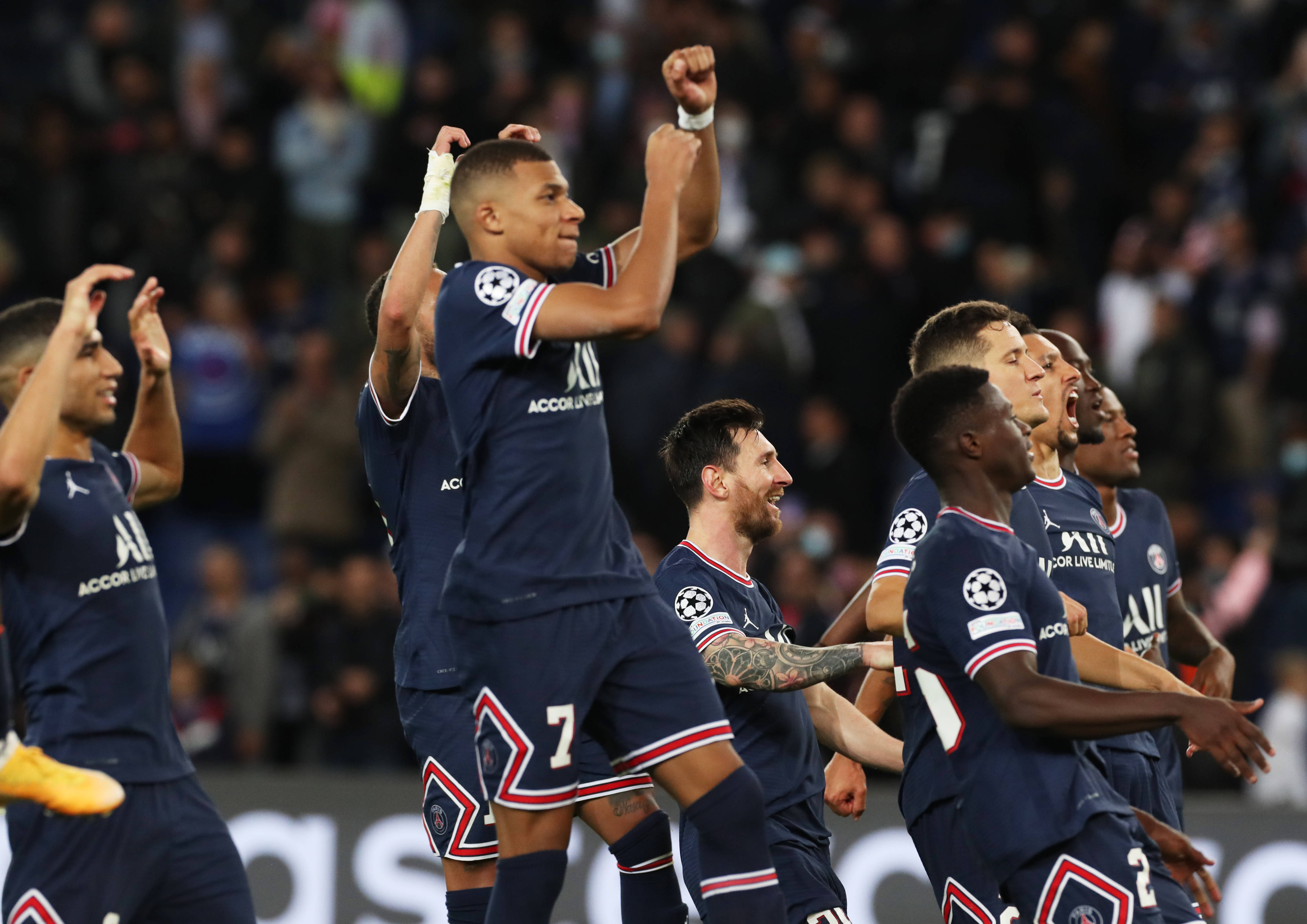 曼联绝杀巴黎圣日耳曼，范戴克补时绝平英超